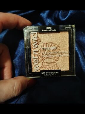 wet n wild Megaglo Highlighting Powder in "Precious Petals"